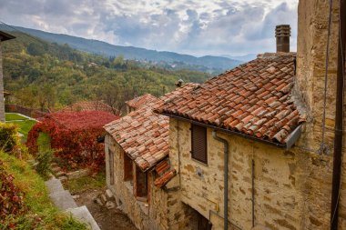 Piedmont ve Liguria bölgeleri arasındaki sınıra yakın Scrivia Vadisi 'ndeki (Piedmont, Kuzey İtalya) Borgo Adorno köyünün sonbahar manzarası. Renkli resim.