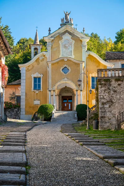 Widok Ulicę Salita Motta Miejscowości Orta Piemont Północne Włochy Górze — Zdjęcie stockowe