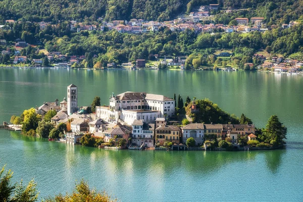 Orta Göl 'deki (Piedmont, Kuzey İtalya) dünyaca ünlü Orta San Giulio adası Sacro Monte di Orta' nın tepesinden görüldü. UNESCO Dünya Mirası Alanı, manastır rahibelerinden oluşan bir manastıra ev sahipliği yapıyor. Renkli resim.