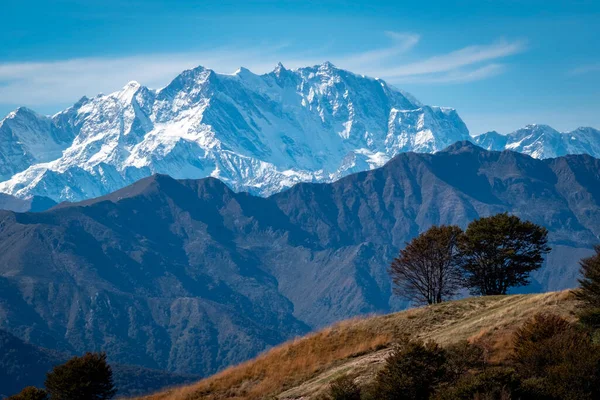 Monte Rosa Massif sıradağları, Mottarone zirvesinin tepesinden (Maggiore ve Orta Göl arasında, Piedmont, Kuzey İtalya) görülür. Avrupa 'nın en yüksek ikinci dağıdır ve İtalya ile İsviçre arasındaki sınırı işaretler. Renkli resim.