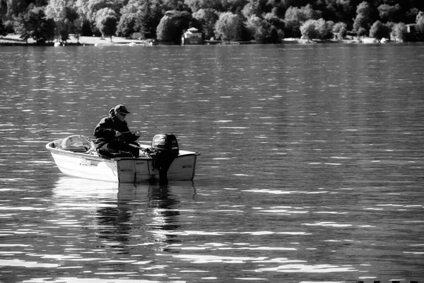 Orta Novara Itália Outubro 2020 Pescador Solitário Pequeno Barco Recreio — Fotografia de Stock