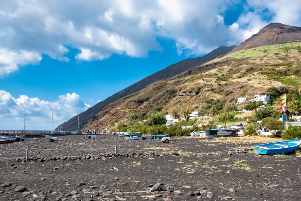 Pohled Černou Písečnou Pláž Ostrova Vulkán Malý Sopečný Ostrov Který — Stock fotografie