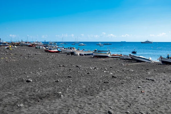 Pohled Černou Písečnou Pláž Ostrova Vulkán Malý Sopečný Ostrov Který — Stock fotografie