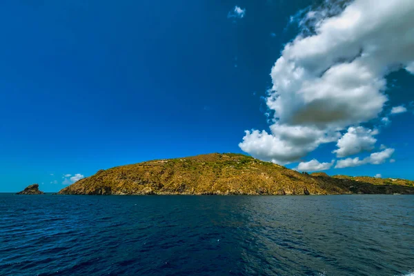 Vista Costa Isla Eolia Grupo Pequeñas Islas Volcánicas Situadas Mar —  Fotos de Stock
