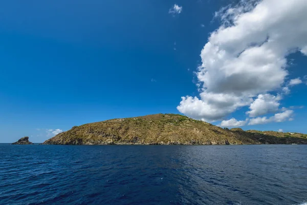Vista Costa Isla Eolia Grupo Pequeñas Islas Volcánicas Situadas Mar —  Fotos de Stock