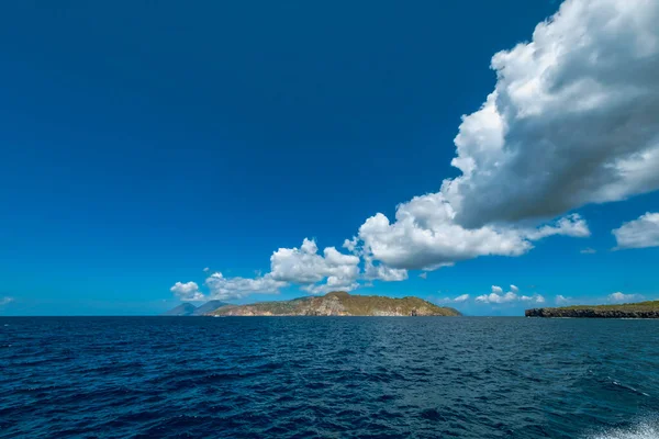 Vista Costa Isla Eolia Grupo Pequeñas Islas Volcánicas Situadas Mar —  Fotos de Stock