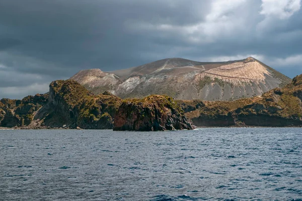 位于地中海 位于西西里和卡拉布里亚地区 意大利南部 海岸之间的小火山岛瓦尔卡诺岛 Vulcano Island 的海岸线视图 是从海上的一艘船上拍摄的 彩色图像 — 图库照片