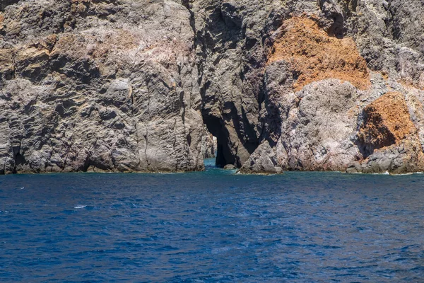 Vista Los Acantilados Rocosos Isla Eolia Grupo Pequeñas Islas Volcánicas — Foto de Stock