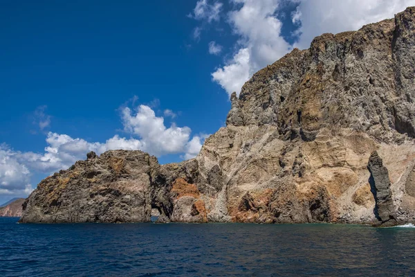 Vista Los Acantilados Rocosos Isla Eolia Grupo Pequeñas Islas Volcánicas —  Fotos de Stock