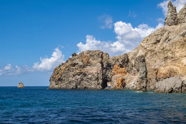 Vista Los Acantilados Rocosos Isla Eolia Grupo Pequeñas Islas Volcánicas —  Fotos de Stock