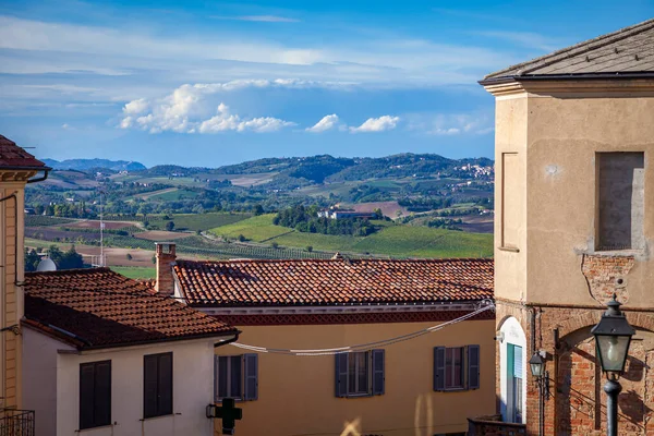 丘のパノラマビューと呂Monferratoのブドウ畑 モンフェラートの丘陵地帯の小さな村 ピエモンテ州 北イタリア この地域は その貴重な赤ワインで世界的に有名で ユネスコサイトです2014 カラー画像 — ストック写真