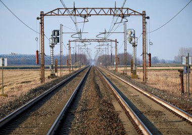 Kırsal kesimde bir demiryolu manzarası.