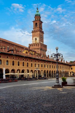 Vigevano 'nun eski şehir merkezi (Lombardy, Kuzey İtalya) dünyaca ünlü Rönesans meydanının manzarası; tarihçiler Leonardo da Vinci' nin katkılarıyla tasarlandığını düşünüyorlar..