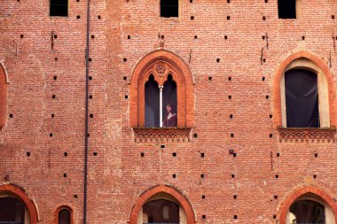 Vigevano 'daki Ducale Sarayı cephesinin ayrıntıları (Lombardy Bölgesi, Kuzey İtalya).