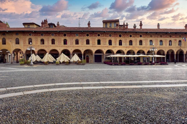 Vigevano 'nun eski şehir merkezi (Lombardy, Kuzey İtalya) dünyaca ünlü Rönesans meydanının manzarası; tarihçiler Leonardo da Vinci' nin katkılarıyla tasarlandığını düşünüyorlar..