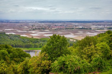Bahar zamanı Monferrato tepelerinden Padana Po Vadisi manzarası. Piedmont, Kuzey İtalya, Alessandria Eyaleti.