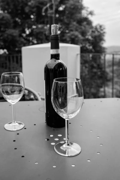 Una Botella Vino Tinto Con Copas Para Degustación Vinos Monferrato — Foto de Stock