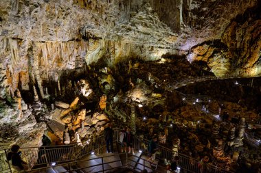 Dünyanın en büyük doğal odasına sahip büyük bir turistik mağara olan 