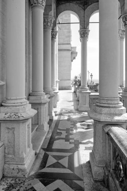 Trieste (Kuzey İtalya) şehrindeki Miramare Kalesi 'nin dış görüntüsü. 1856 ve 1860 yılları arasında inşa edilmiş. Arka planda temiz sular ve Adriyatik Denizi kıyıları.