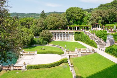 Trieste (Kuzey İtalya) kentindeki Miramare Kalesi 'nin dış manzarası. 1856 ve 1860 yılları arasında Adriyatik Denizi kıyıları boyunca inşa edilmiştir..
