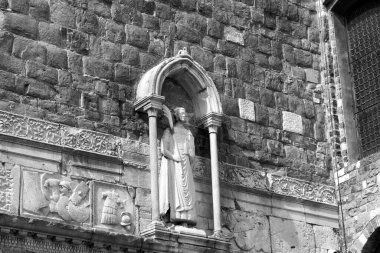 Trieste 'deki St. Giusto Kilisesi cephesinin ayrıntıları. Şehrin koruyucu azizidir. Kuzey İtalya, Friuli Bölgesi.