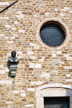 Trieste 'deki St. Giusto Kilisesi cephesinin ayrıntıları. Şehrin koruyucu azizidir. Kuzey İtalya, Friuli Bölgesi.