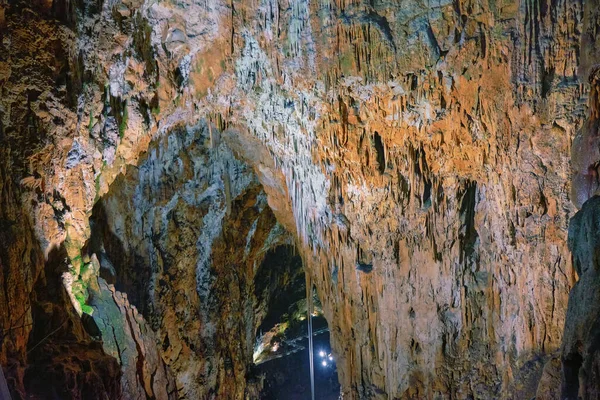Εσωτερικό Του Διάσημου Καρστικού Σπηλαίου Του Γίγαντα Ενός Μεγάλου Τουριστικού — Φωτογραφία Αρχείου