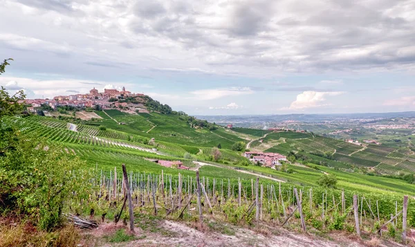 Pueblo Medieval Morra Rodeado Sus Viñedos Nebbiolo Región Montañosa Langhe —  Fotos de Stock