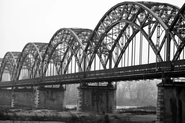 El puente de hierro de Gerola sobre el río Po, Lombardía (Provincia de Pavía). Foto en blanco y negro —  Fotos de Stock