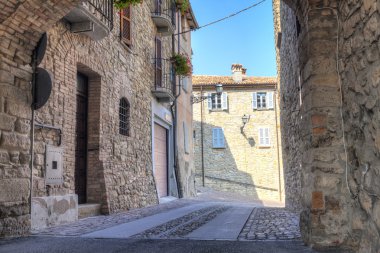Zavattarello, Oltrepo Pavese dağlık bölgesinde (Pavia Lombardy bölgesi, Kuzey İtalya) eski şehir merkezinin görünümü. Renkli görüntü