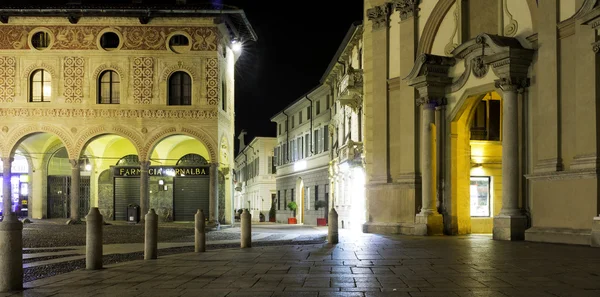 Vigevano, Piazza Ducale, gece görünümü. Renkli görüntü — Stok fotoğraf