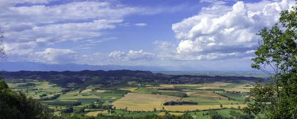 Panorama de ângulo largo de Monferrato. Imagem colorida — Fotografia de Stock