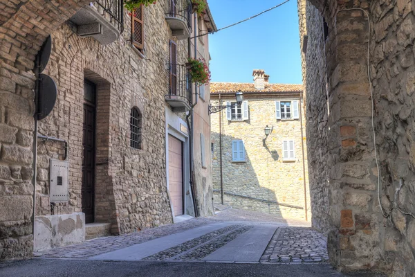 Zavattarello, Oltrepo Pavese dağlık bölgesinde (Pavia Lombardy bölgesi, Kuzey İtalya) eski şehir merkezinin görünümü. Renkli görüntü