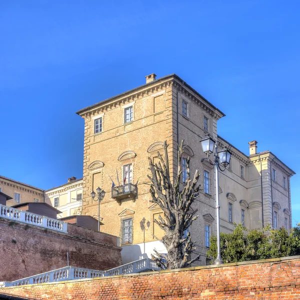 Castelo de Govone, Cuneo (Piemonte, Norte da Itália) Região montanhosa de Langhe. Foto a cores — Fotografia de Stock