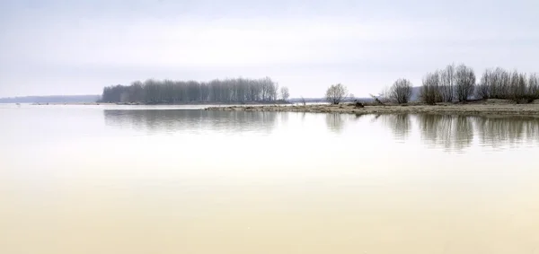 Fiume Po, panorama invernale. Immagine a colori — Foto Stock