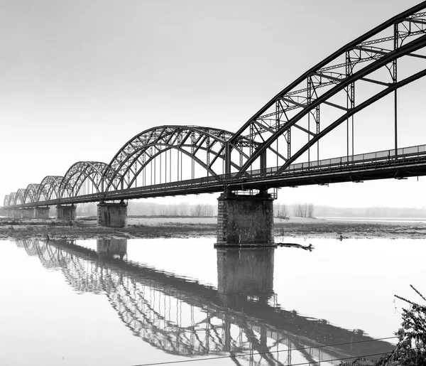 Gerola järn bron över floden Po, Lombardiet provinsen Pavia. Svartvitt foto. — Stockfoto