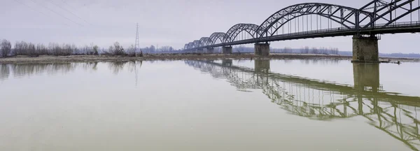 The Gerola iron bridge, over the Po river, Lombardy Province of Pavia. Color image — Stock Photo, Image