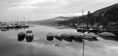 Göl denizci tekneler kalemizi kışın. Siyah ve beyaz fotoğraf