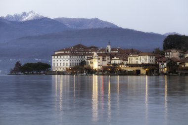 Isola Bella, Lake Maggiore, kış gecesi görüntüleyin. Renkli görüntü