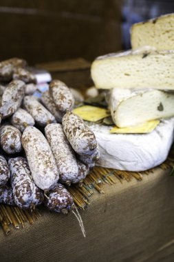 Peynir ve soğuk bir ülke pazarında oyala. Renkli görüntü