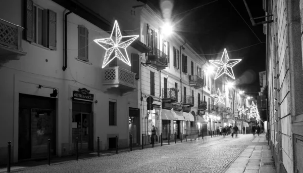 Vigevano (Pavia) eski şehir merkezi gece, Noel ışık dekorasyonu ile. Siyah ve beyaz fotoğraf