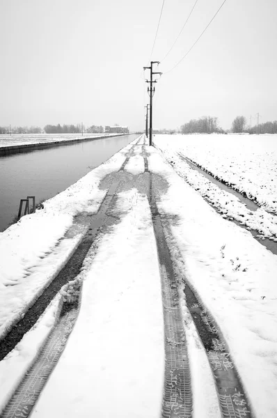 Countryside with snow. Black and white photo — Stock Photo, Image