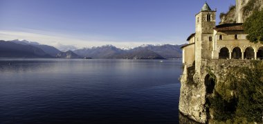 Eremo di Santa Caterina del Sasso panorama. Renkli görüntü