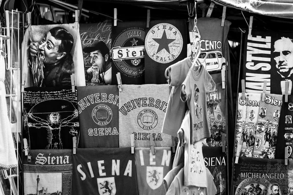 Exposición en una tienda de recuerdos. Foto en blanco y negro —  Fotos de Stock