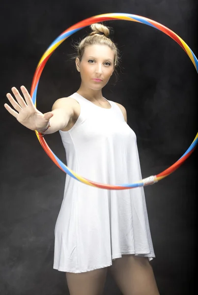 Frau spielt mit Hula-Hoop-Reifen — Stockfoto