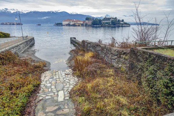 Lac Majeur panorama hivernal avec Isole Borromée. Image couleur Photo De Stock