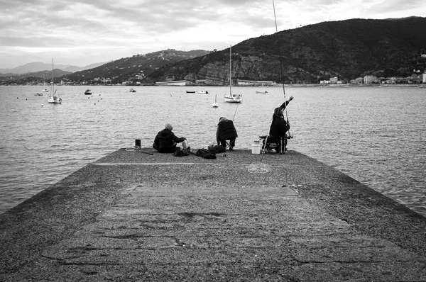 Fishermen, ligurian seashore. Black and white photo — Stock Photo, Image