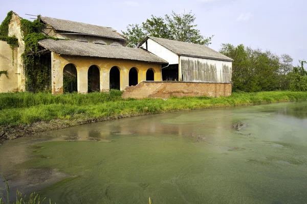 Aufgelassener Bauernhof. Farbbild — Stockfoto