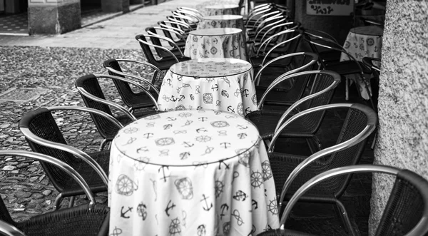 Mesas de bar em Portofino, no inverno. Foto em preto e branco — Fotografia de Stock