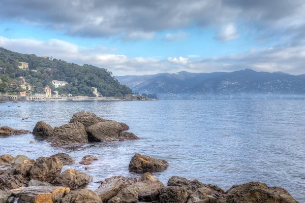 Ligurian Sea shoreline in wintertime. Color image — Stock Photo, Image